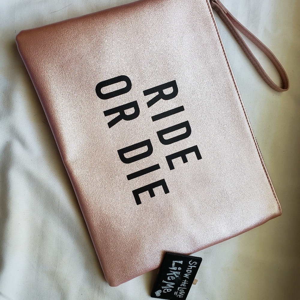 💥Sale💥Tee-Shirt & Jeans Rose Gold Large Wristlet
